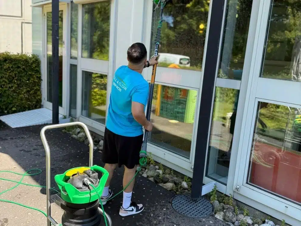 Nettoyage de vitre avec une perche telescopique