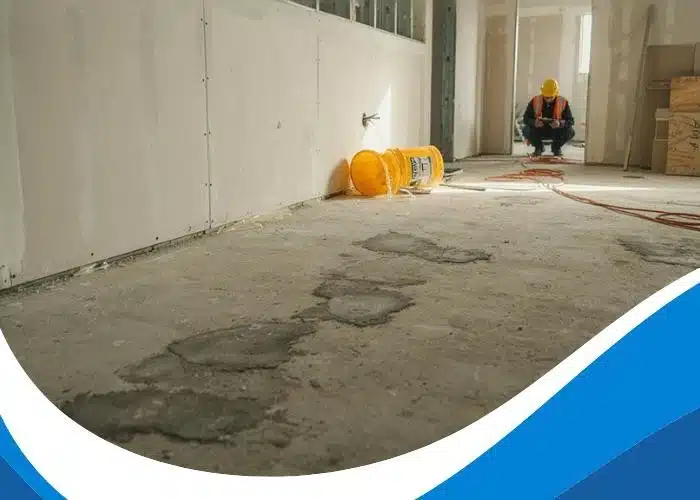 Ciment, peinture et silicone sont nettoyés lors d'un chantier