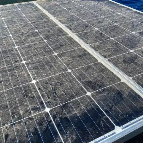 Des panneaux solaires avec des salissures