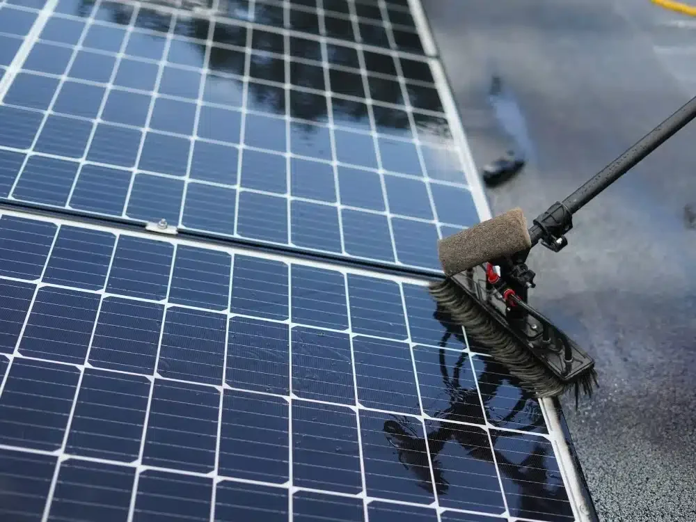 Utilisation de brosses spécifiques pour le nettoyage des surfaces de panneau solaire